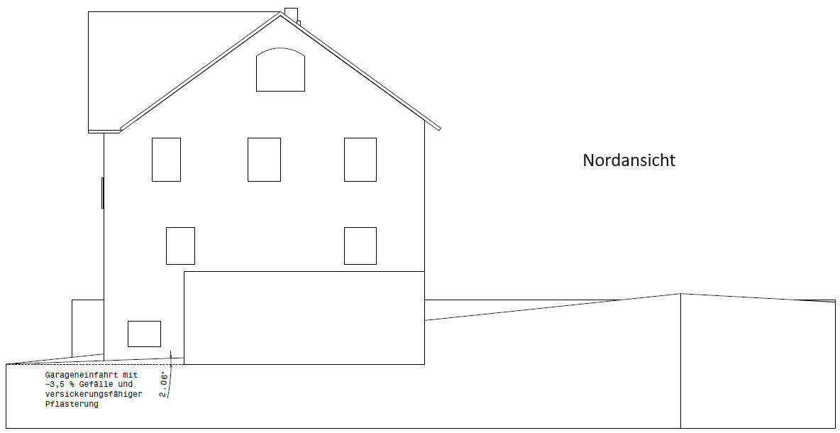 Nordansicht eines mehrstöckigen Hauses mit Satteldach, Fenstern, Garage, Geländekante