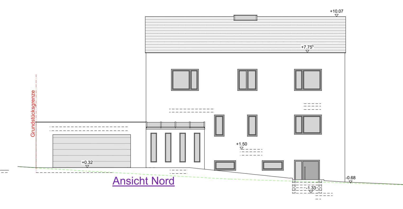 Nordansicht eines mehrgeschossigen Hauses mit Garage links, Fenstern und Hangneigung.