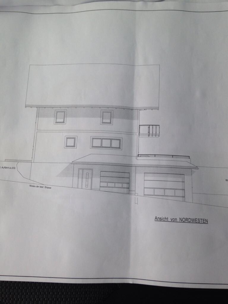 Architekturzeichnung eines mehrstöckigen Hauses mit Garage, Nordwestansicht