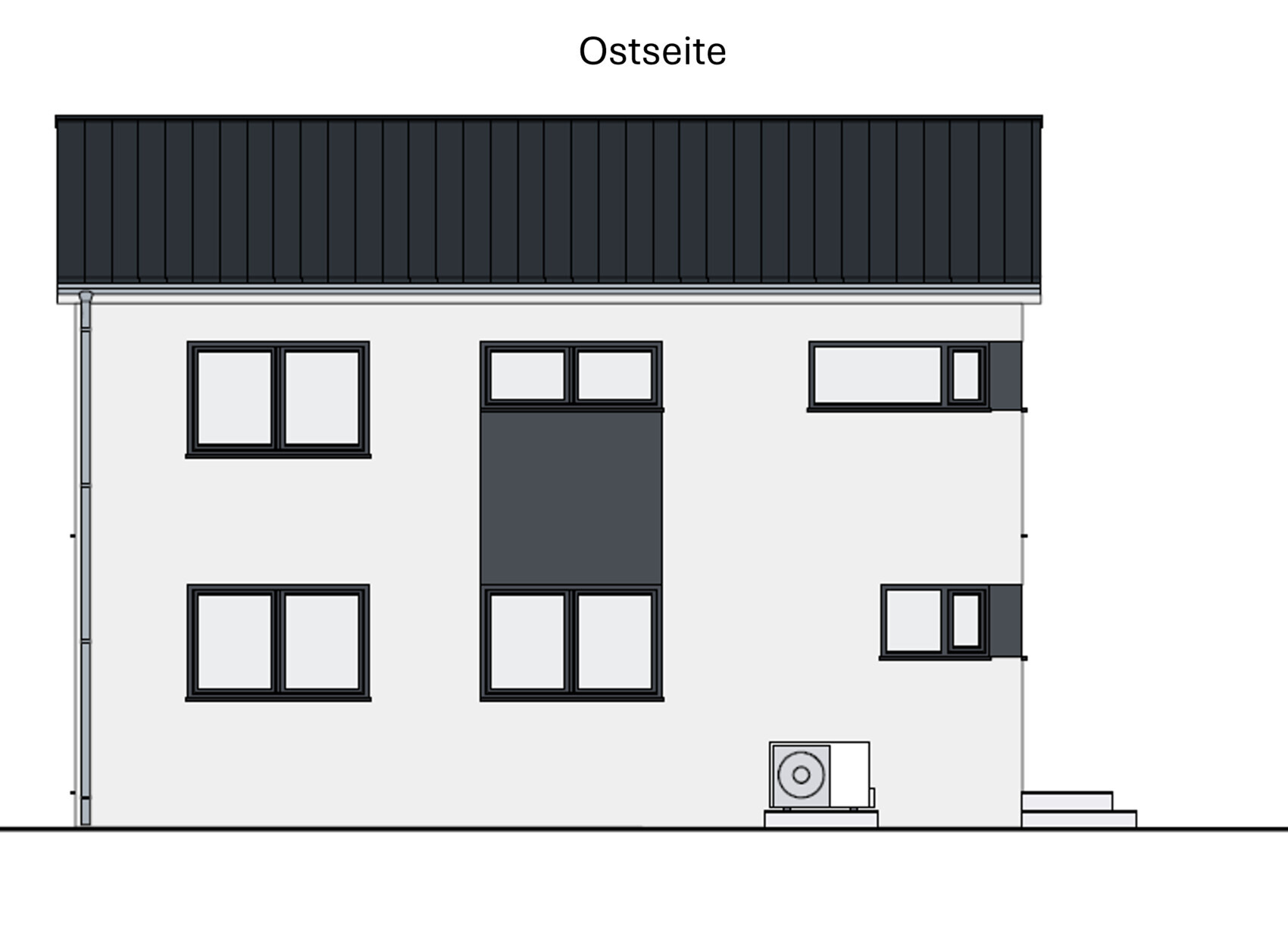 Ostseite eines hellgrauen Mehrfamilienhauses mit dunklem Dach, Fenstern und Außen-Einheit.