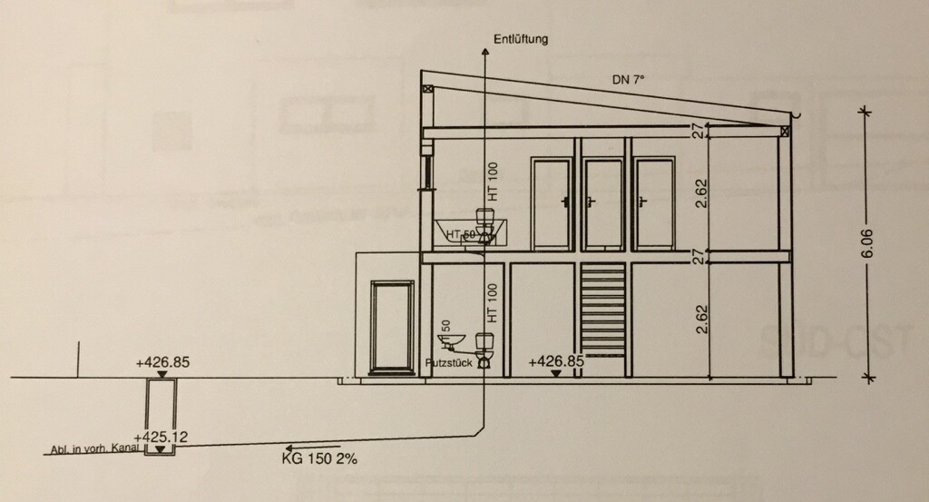 Schnitt durch ein zweigeschossiges Haus mit Treppe, Türen, Fenstern und Entlüftung.
