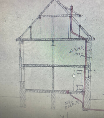 Skizze eines Hauses mit Rahmen, Fundamenten und Rohbau-Struktur