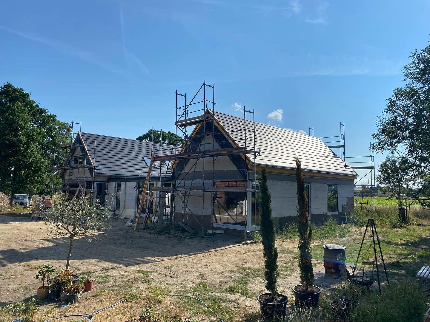 Haus im Rohbau mit Gerüst und Dacharbeiten im Freien