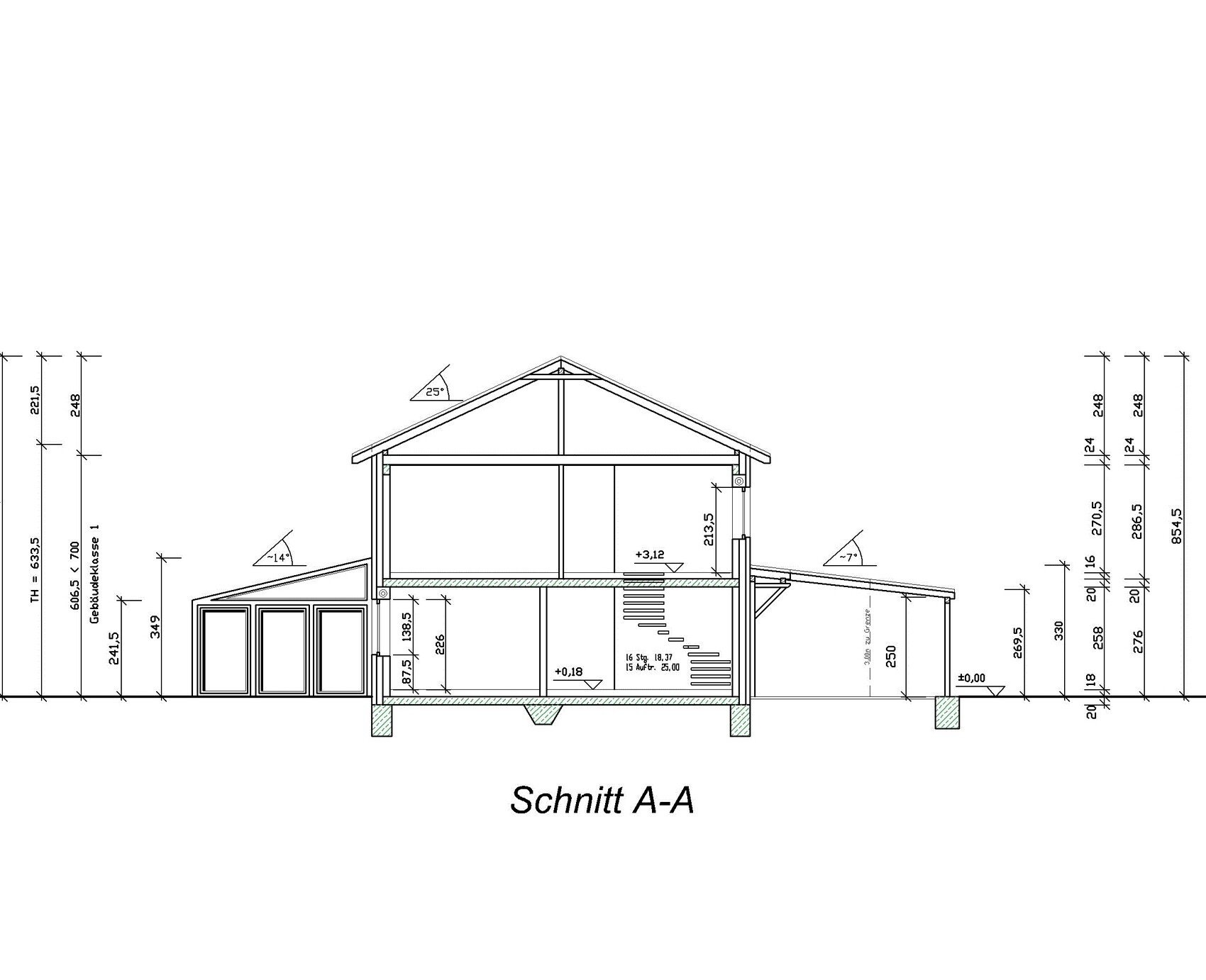 Schnitt A-A eines mehrstöckigen Holzhauses mit Dachstuhl, Treppe und Fundamenten.