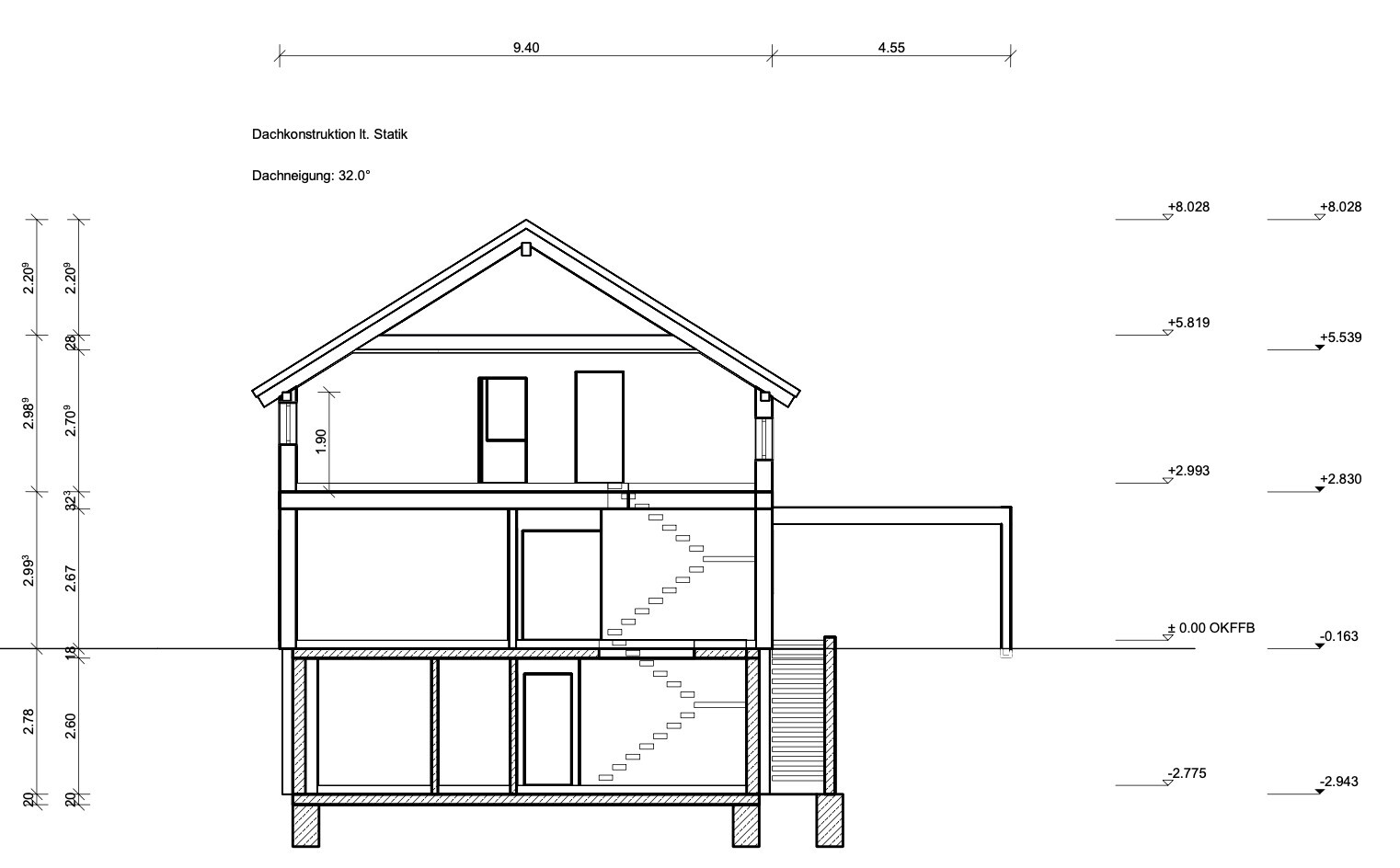 Schnittansicht eines mehrstöckigen Hauses mit Treppenhaus, Dach und Maßlinien.