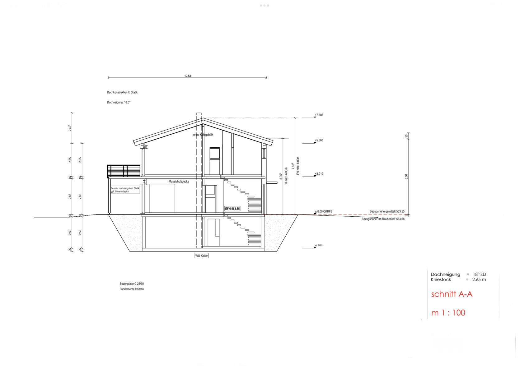 Schnitt A-A eines zweigeschossigen Hauses mit Keller, Treppen und Terrasse.
