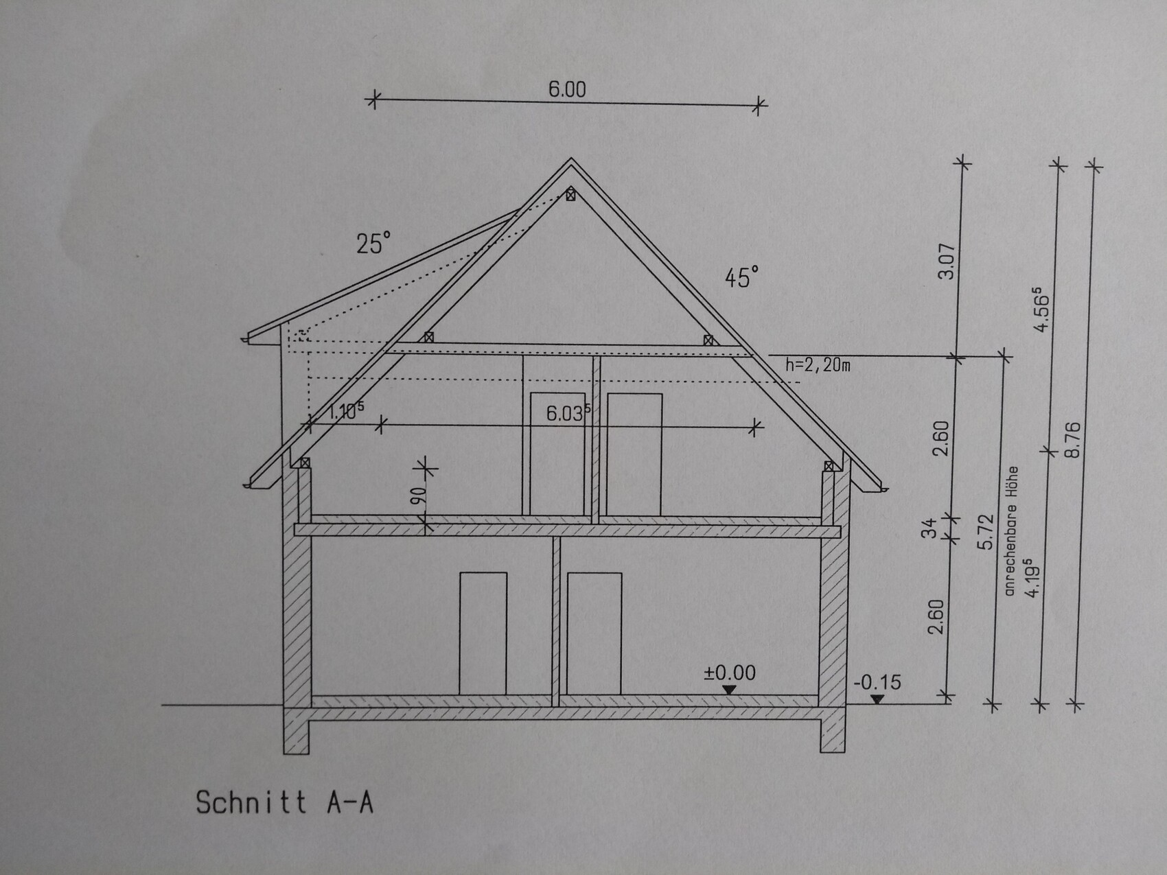 Schnitt A-A durch ein zweigeschossiges Haus mit Dachstuhl, Innenwänden und Maßen.