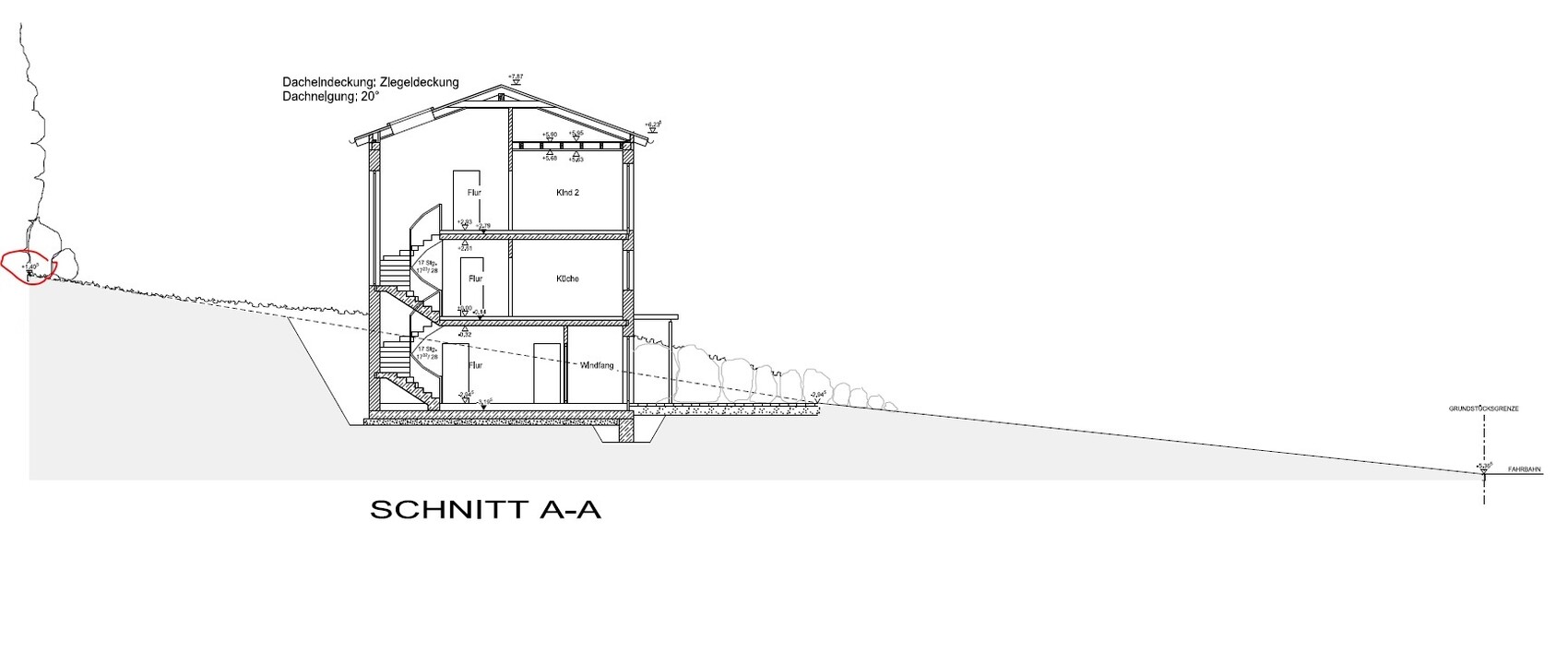 Schnitt A-A eines mehrstöckigen Hauses am Hang mit Treppen, Küche und Keller