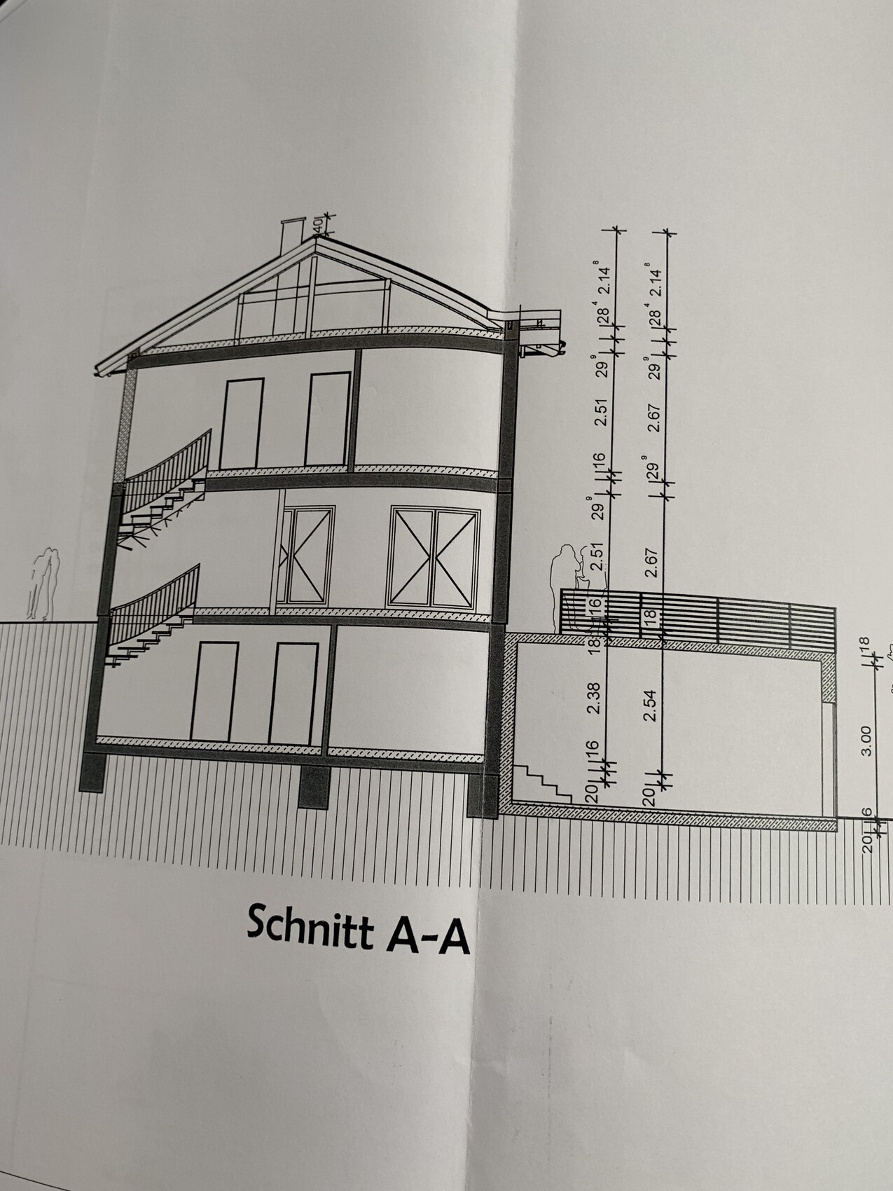 Schnitt A-A: Mehrstöckiges Haus mit Keller, Treppen, Fenstern, Terrasse und Dachstuhl.