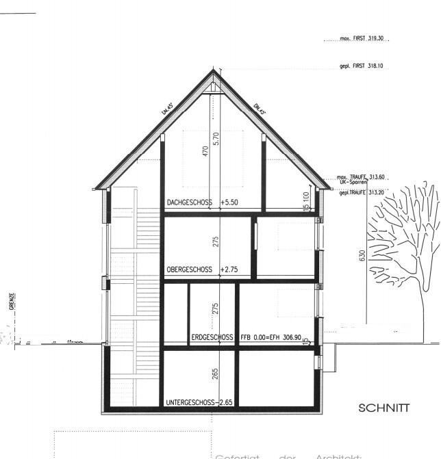 Schnitt durch ein mehrstöckiges Haus: Treppen, tragende Balken und Dachkonstruktion.