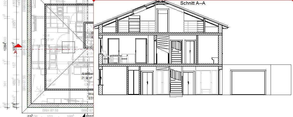 Schnitt A-A eines mehrstöckigen Hauses mit Treppenhaus, Räumen und Garage.