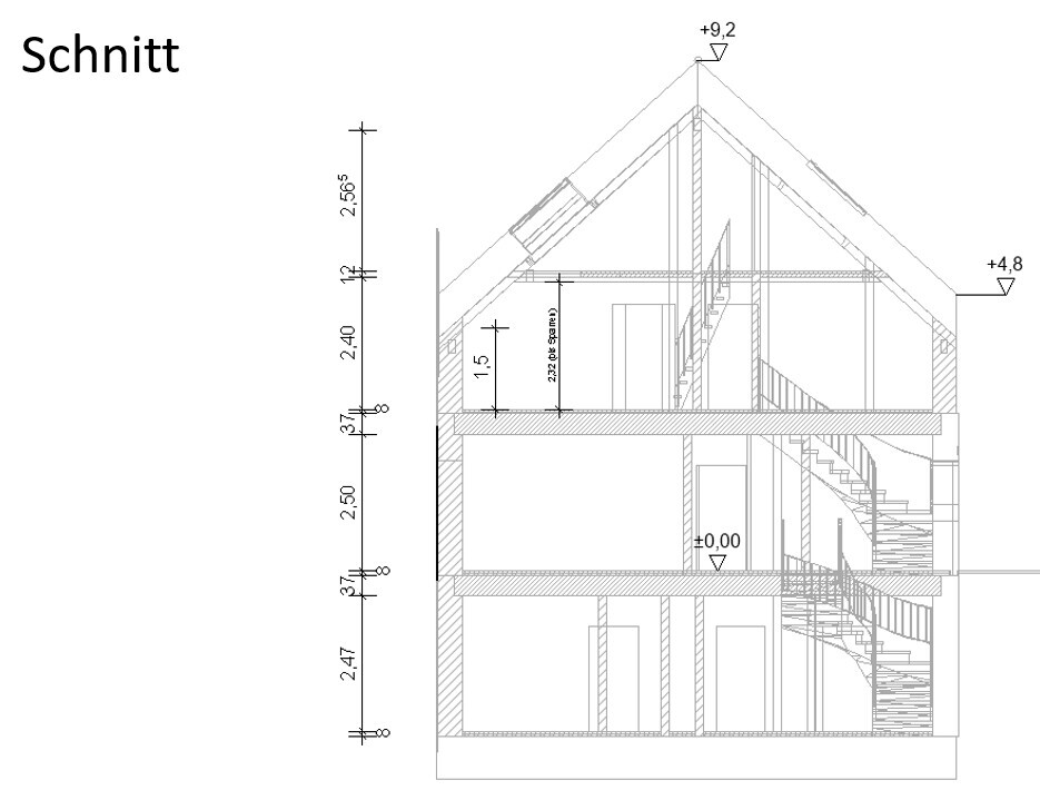 Schnitt durch ein mehrstöckiges Haus mit Treppen, Dachstuhl und Maßlinien.