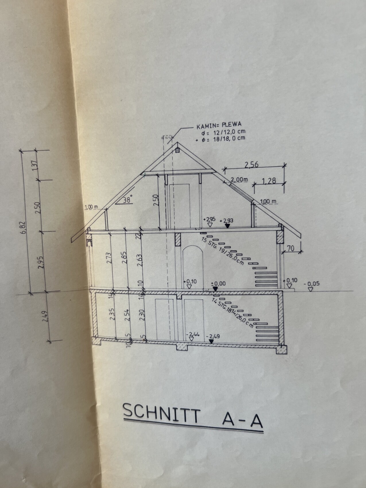 Schnitt A-A eines mehrstöckigen Hauses mit Dachstuhl, Treppe und Grundrissmarkierungen.
