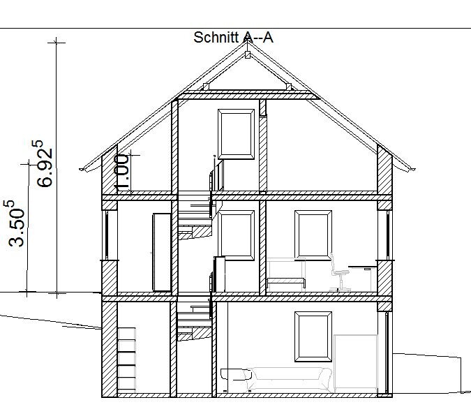 Schnitt A-A durch ein mehrstöckiges Haus; Innenräume, Treppen und Fenster sichtbar.
