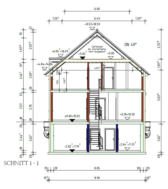Schnitt durch ein mehrstöckiges Haus mit Treppe, Innenwänden, Dachstuhl und Maßangaben.