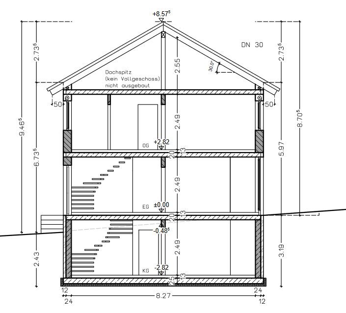 Schnitt durch ein mehrstöckiges Haus mit Treppen, Balken und Dachkonstruktion