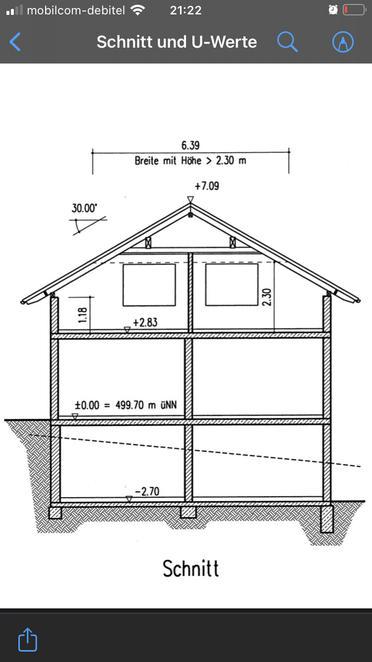 Schnitt durch ein zweistöckiges Haus mit Keller, Decken, Dachstuhl und Fenstern.