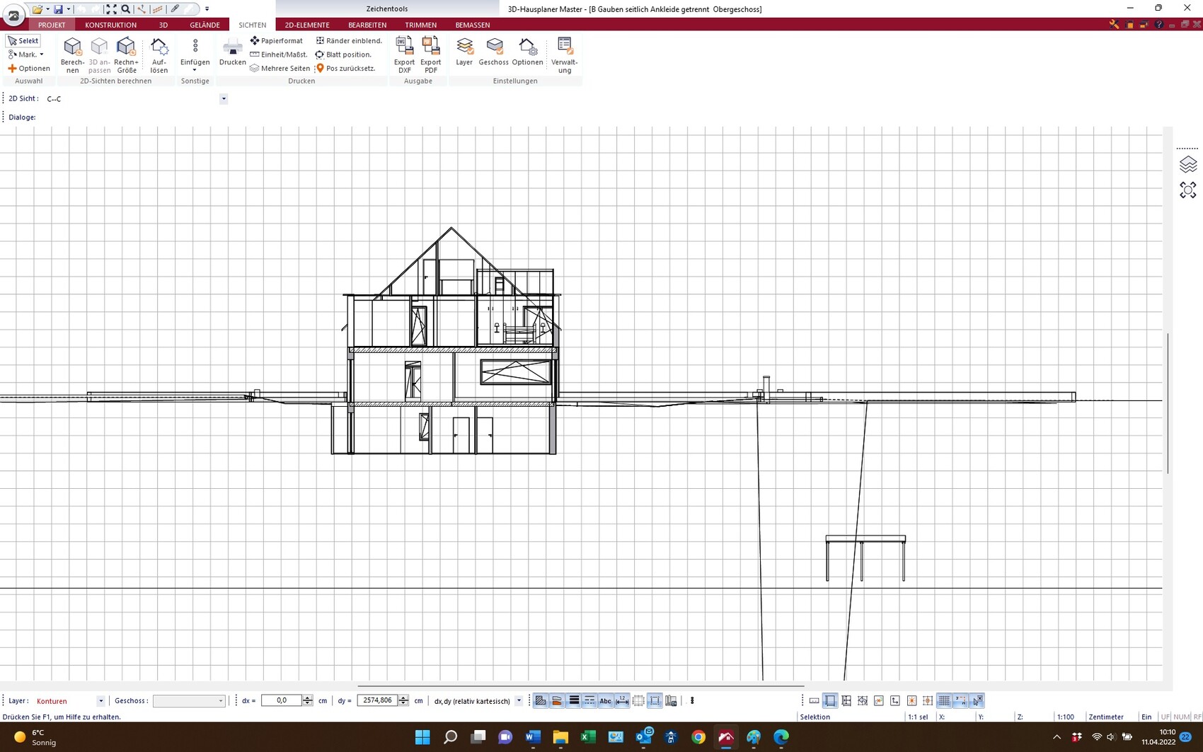 Schnitt durch ein mehrstöckiges Haus mit Satteldach in einer CAD-Zeichnung auf Gitternetz.