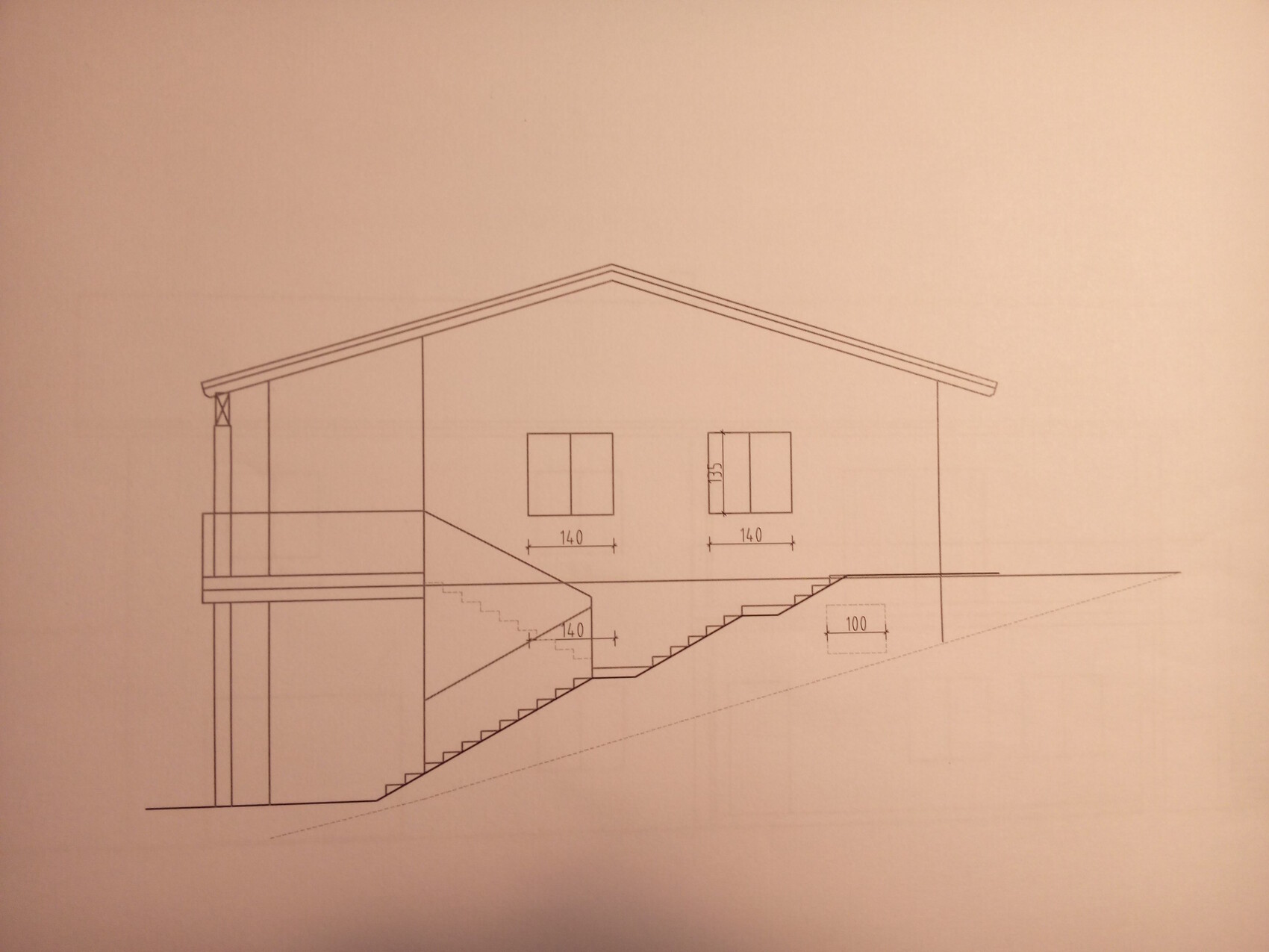 Architektur-Schnittzeichnung eines Hauses mit Dach, Treppen und Fundamenten auf Hanggrundstück