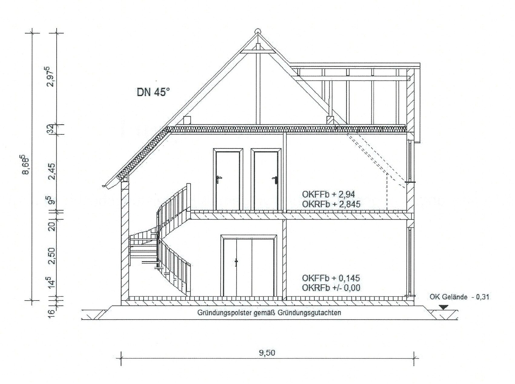 Schnitt durch ein zweigeschossiges Haus mit Treppen, Türen und Dachtragwerk.