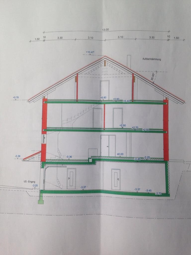 Schnitt durch ein mehrstöckiges Haus mit Treppen, roten Stützen und grünen Balken