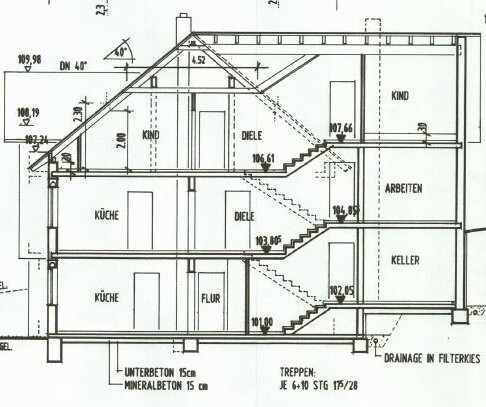 Schnittzeichnung eines mehrstöckigen Hauses mit Treppen, Keller, Küche und Flur