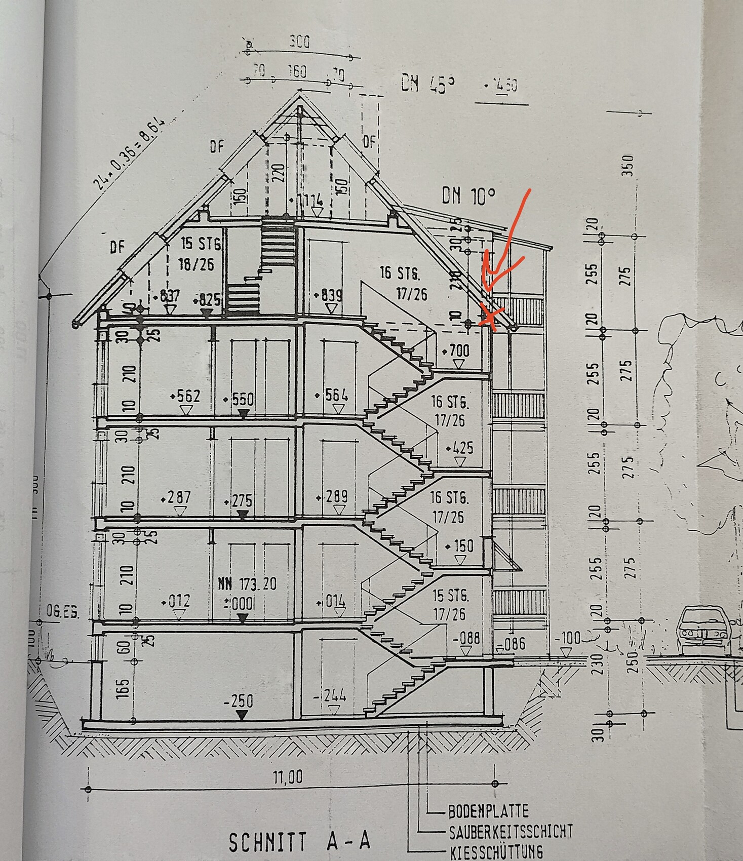 Schnitt durch ein mehrgeschossiges Haus mit Treppenhaus und Dachstuhl
