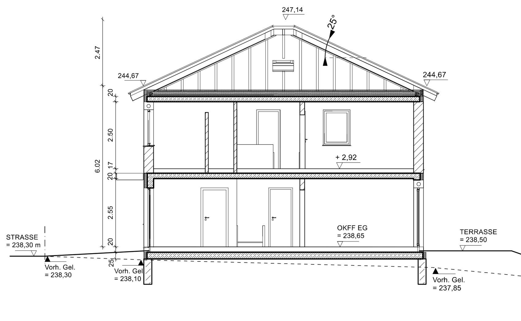 Querschnitt durch zweigeschossiges Haus mit Dachgiebel, Innenräumen, Türen und Terrasse