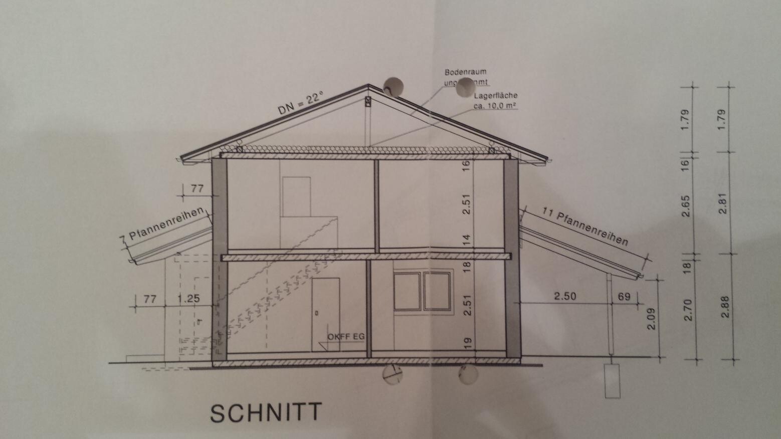 Schnitt eines zweigeschossigen Hauses mit Treppe, Dachkonstruktion und Fenstern