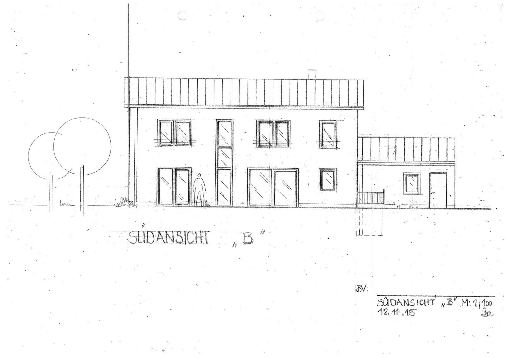 Südansicht eines modernen zweigeschossigen Hauses mit Fenstern und Eingangstür