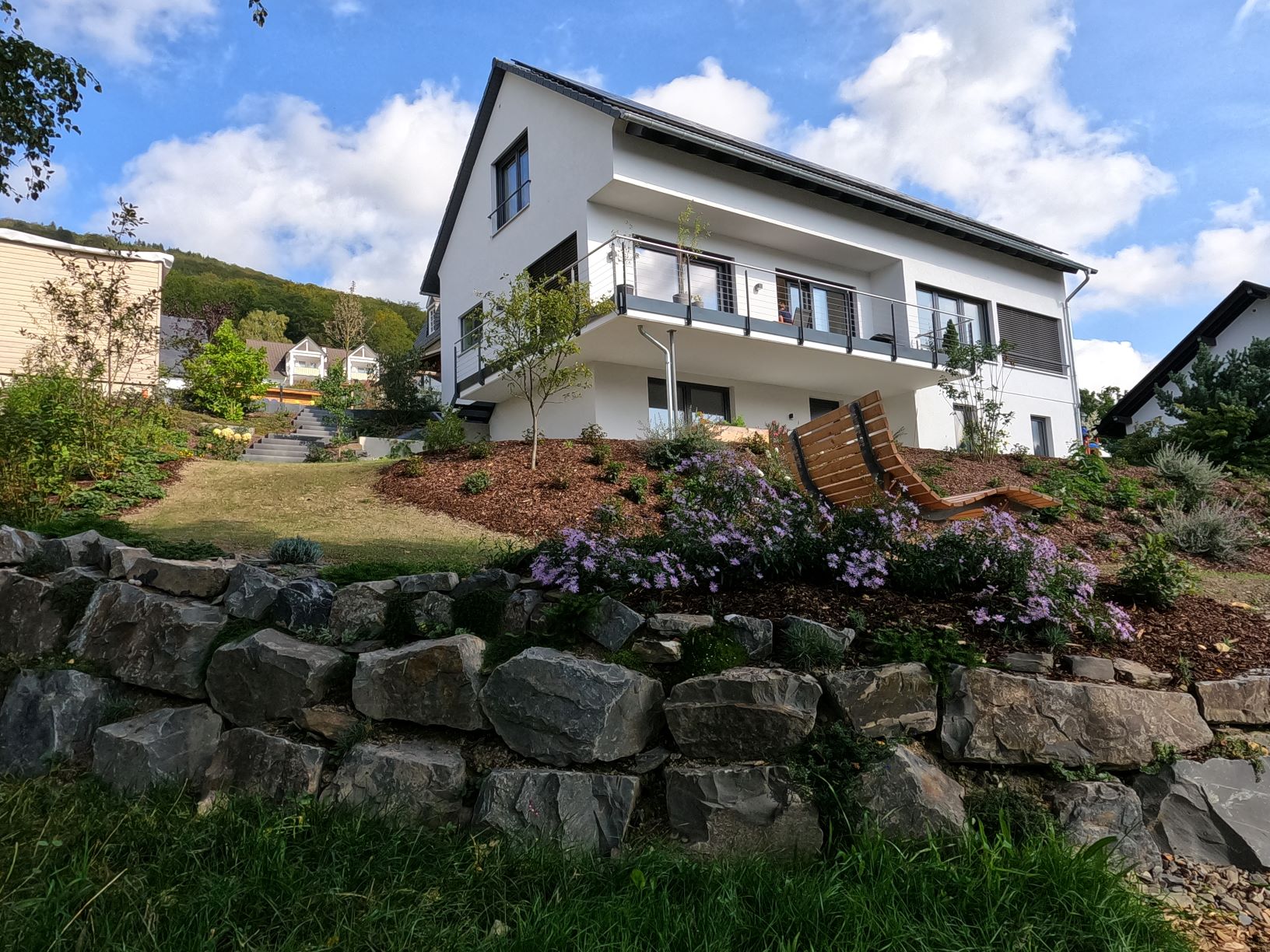 Haus und Böschungen aus Südwest (klein).JPG