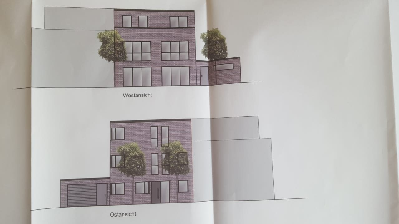Moderne Backstein-Hausfassade; West- und Ostansicht mit Bäumen
