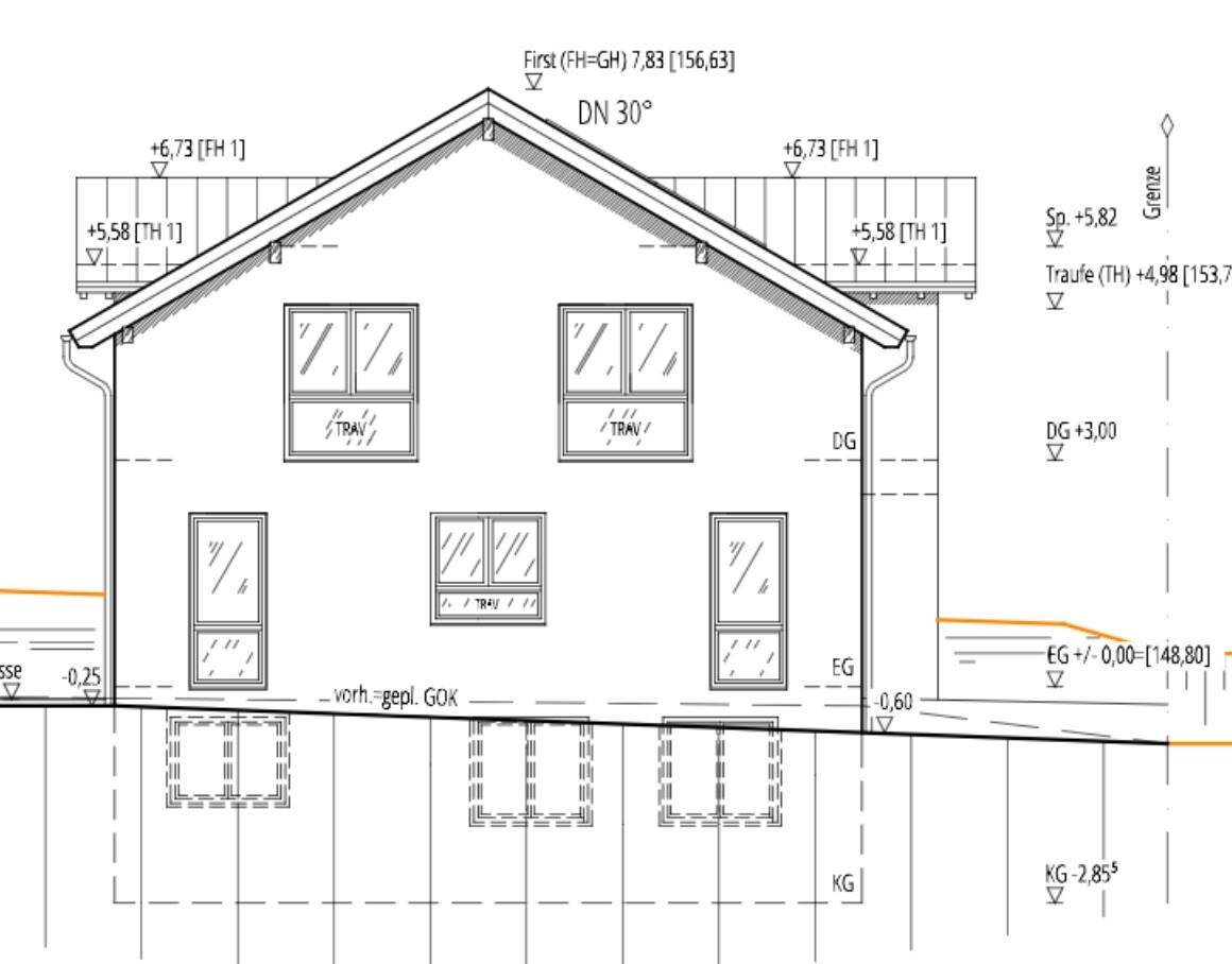 Technische Bauzeichnung eines Hauses mit Satteldach, Fenstern und Höhenangaben