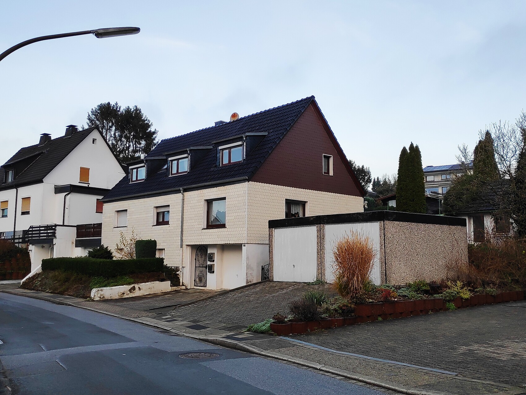 hausansicht-einfamilienhaus-strassenbild-garage.jpg