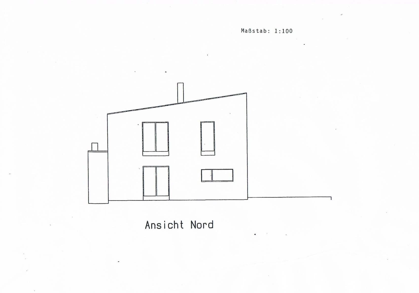 Nordansicht eines modernen zweistöckigen Hauses mit flachem geneigtem Dach, Fenstern und Tür