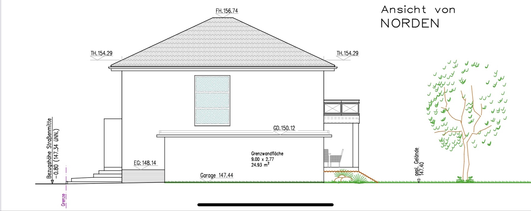 Nordansicht eines zweigeschossigen Hauses mit Garage, Balkon und Baum rechts.