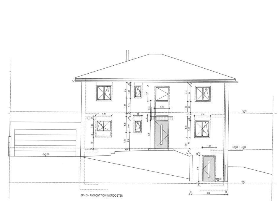 Architektenzeichnung einer Nordost-Ansicht eines Einfamilienhauses mit Eingang und Fenstern