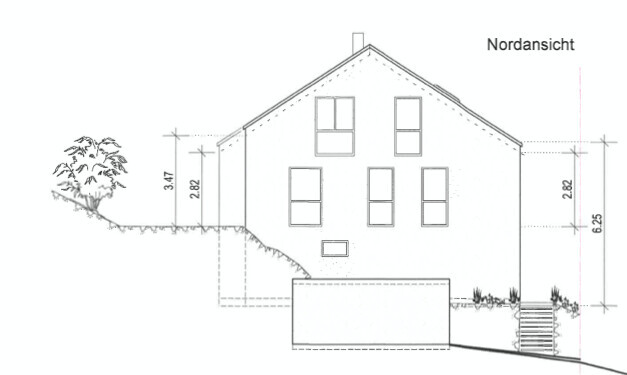 Nordansicht eines Hauses auf Hanglage mit Treppe rechts und Garage unten.