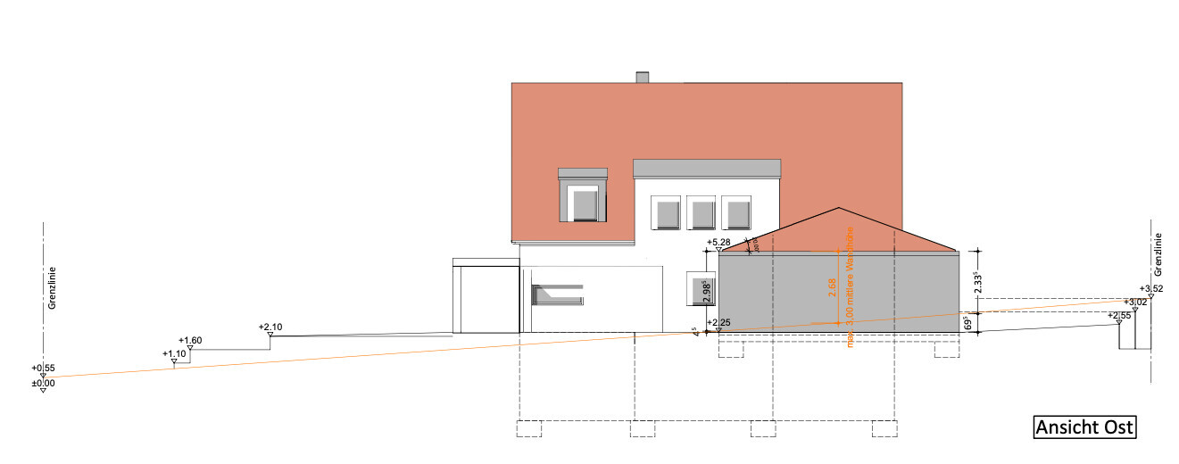 Ostansicht eines Hauses mit orangefarbenem Dach, weißer Fassade und grauer Garage, Hanglinie.