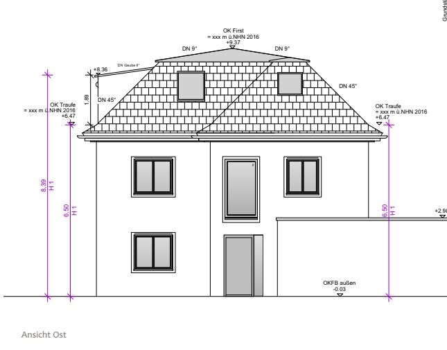 Ostansicht eines zweigeschossigen Hauses mit Ziegeldach, Dachgauben, zentraler Eingang und Anbau