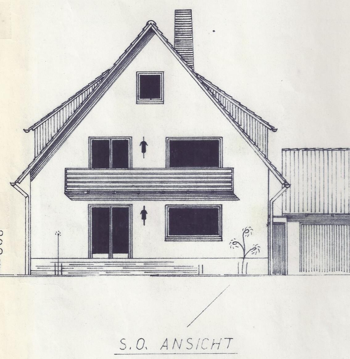 Schematische Außenansicht eines Satteldach-Hauses mit Balkon und Terrasse
