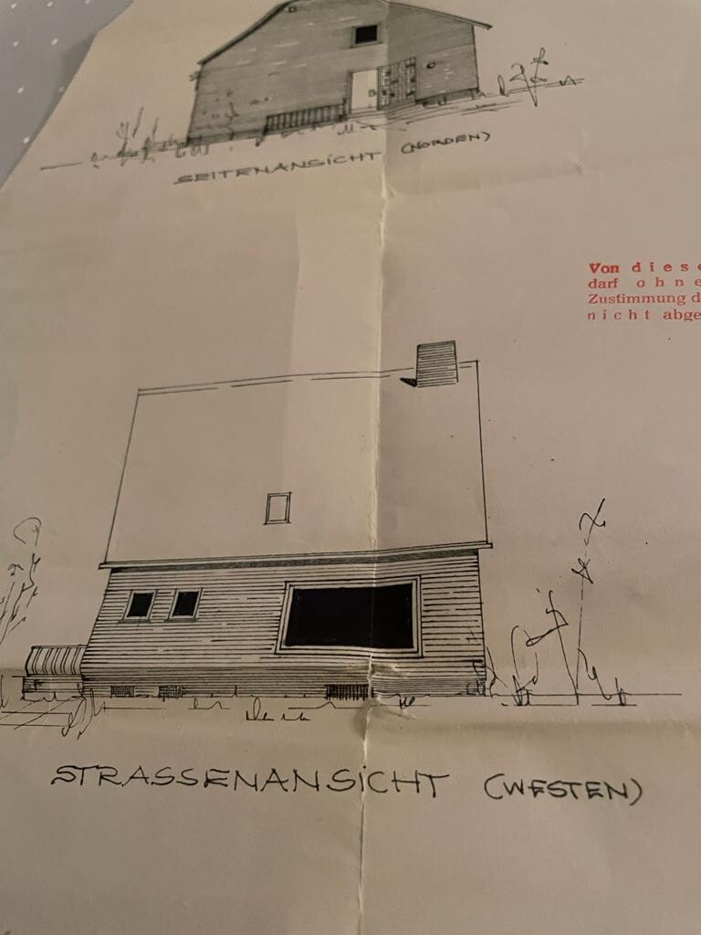 Architektenzeichnung: zweistöckiges Haus, Frontansicht (Westen) mit Fensterfront und Tür.