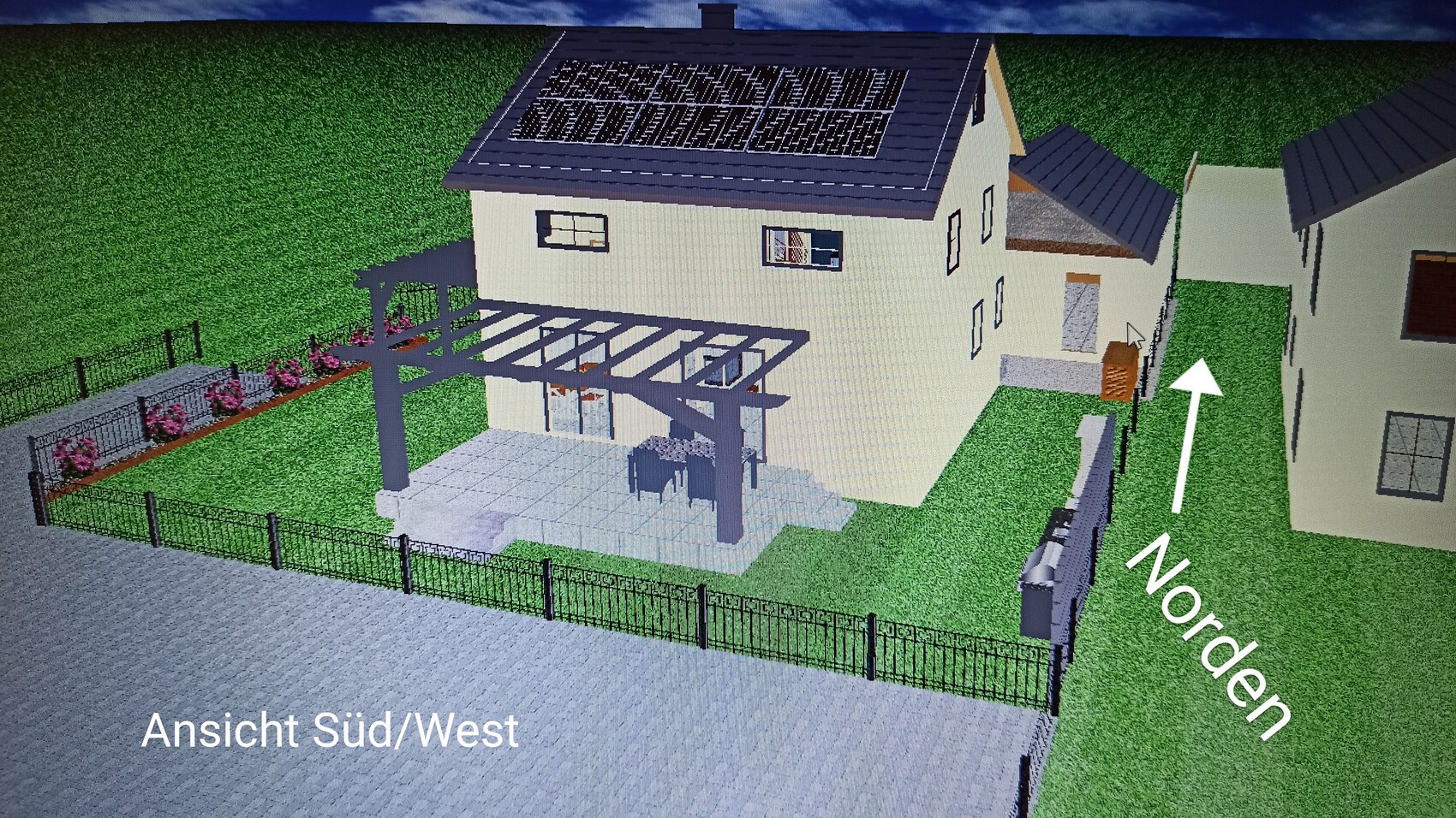 Zweistöckiges Haus mit Solarpanelen auf dem Dach, Pergola-Terrasse, Garten und Zaun – Südwestansicht.
