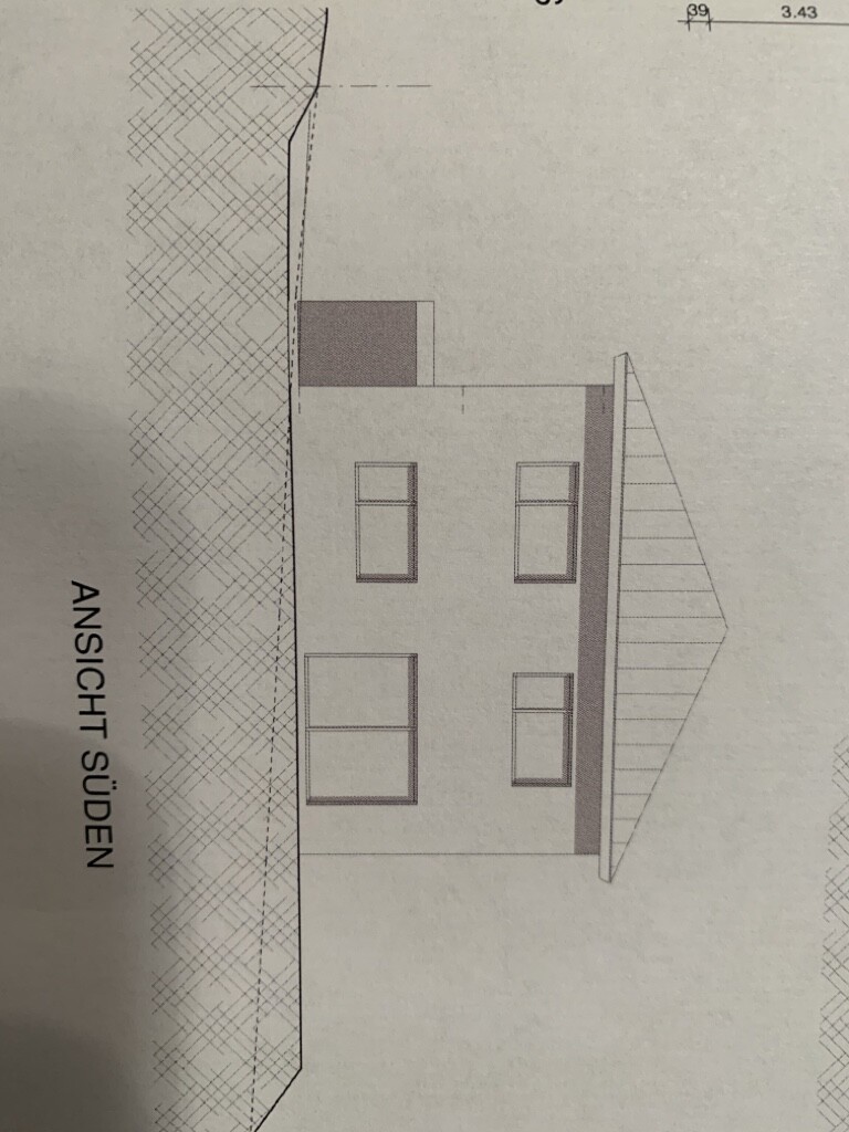 Südansicht eines zweistöckigen Hauses mit mehreren Fenstern und Satteldach
