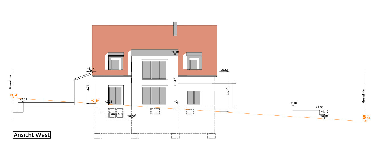 Westansicht eines zweigeschossigen Hauses mit rotem Dach, weißer Fassade und großen Fenstern