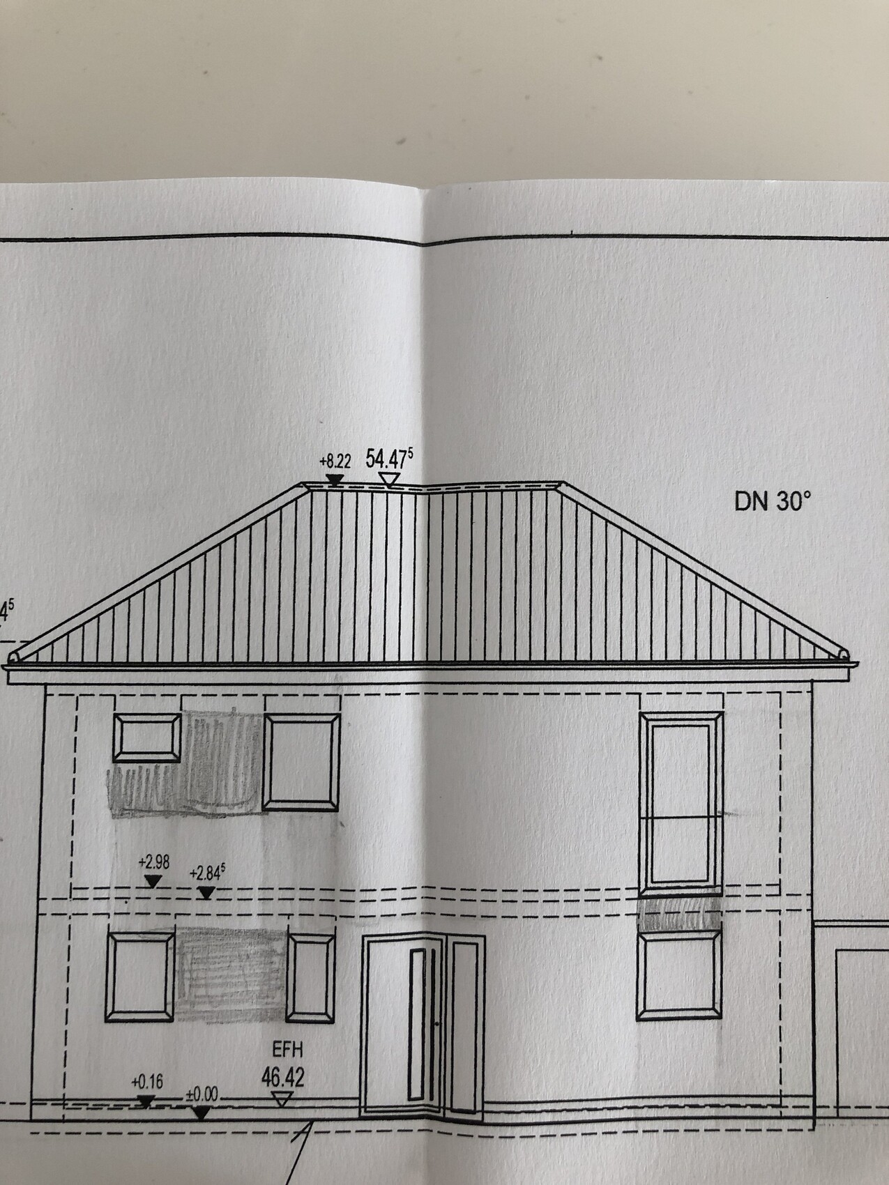 Architektenzeichnung: Frontansicht eines Einfamilienhauses mit Satteldach, Fenstern und Eingangstür.