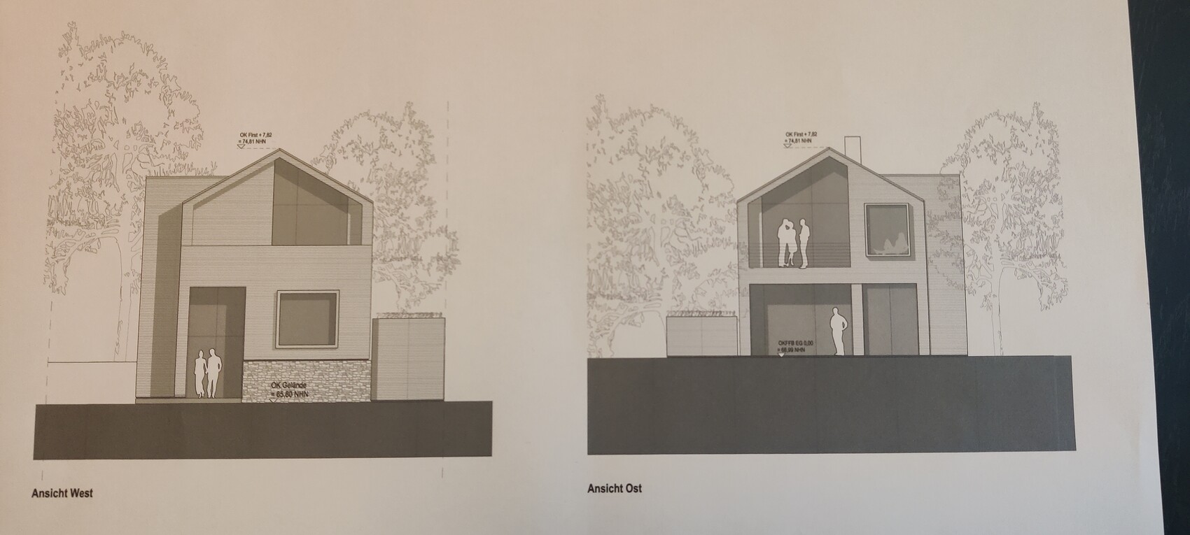 Zwei moderne Haus-Skizzen: West- und Ostansicht mit Personen am Eingang
