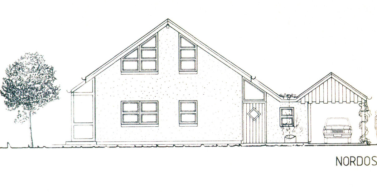 Einfamilienhaus mit Giebeldach, Baum links, Fensterfront und Carport mit Auto rechts.