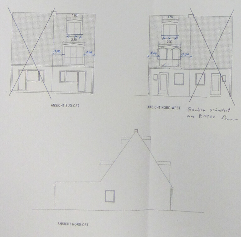 Architekturzeichnung eines Hauses: Ansichten Südost, Nordwest und Nordost mit Maßen.