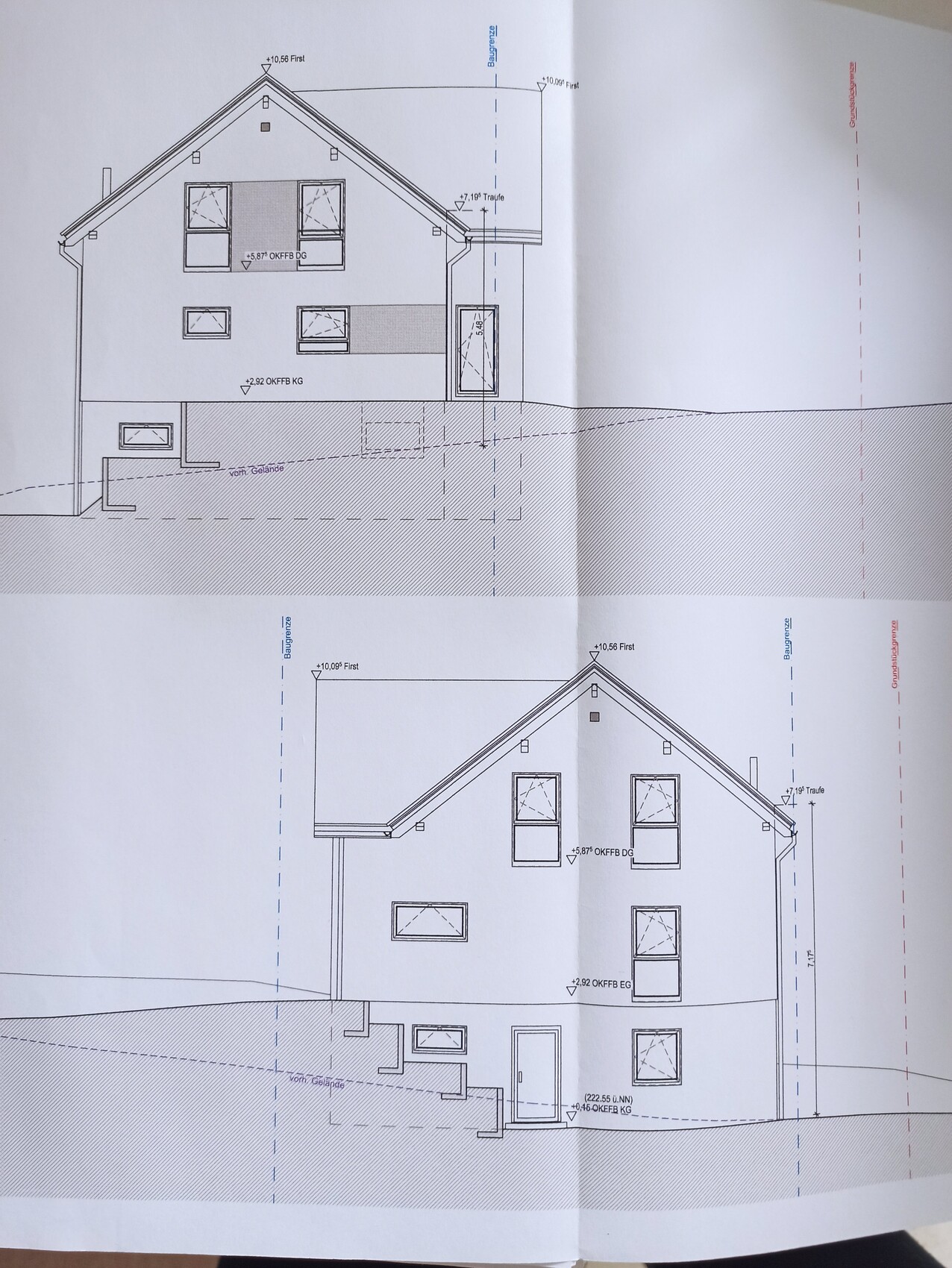 Architektenzeichnung eines zweigeschossigen Hauses mit Satteldach, Fenstern und Geländeprofil.